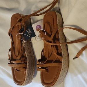 Universal sandals